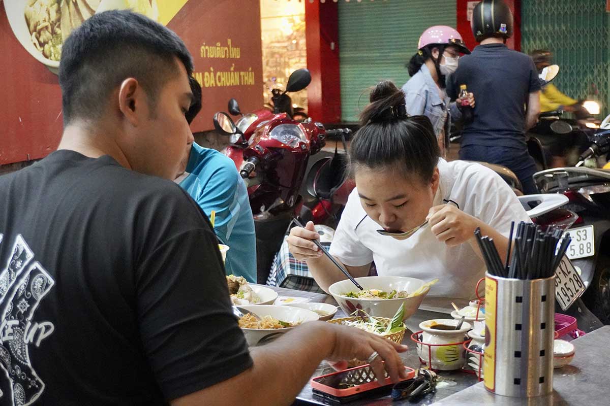 Cùng bạn bè đến một nhà hàng trên phố ẩm thực Phan Xích Long, chị Trần Thị Tuyết Nhi cho biết, mỗi khi có dịp, chị đều rủ bạn bè đến phố ẩm thực này thưởng thức. “Tuyến phố này tập hợp đa dạng các món ăn, thức uống nên rất thoải mái lựa chọn. Các hàng quán trang trí đẹp mắt, tôi và bạn bè có thể cùng ăn và cùng lưu giữ những bức hình thật đẹp”, chị Nhi cho hay.