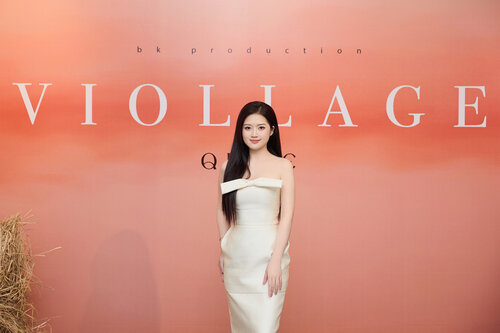 Nghệ sĩ Violin - Quỳnh Như giới thiệu sản phẩm âm nhạc đặc biệt "Viollage". Ảnh: NVCC