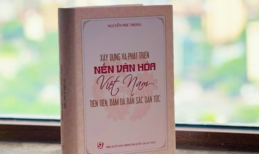 Cuốn sách “Xây dựng và phát triển nền văn hóa Việt Nam tiên tiến, đậm đà bản sắc dân tộc”. Ảnh: Nhà xuất bản Chính trị quốc gia Sự thật.
