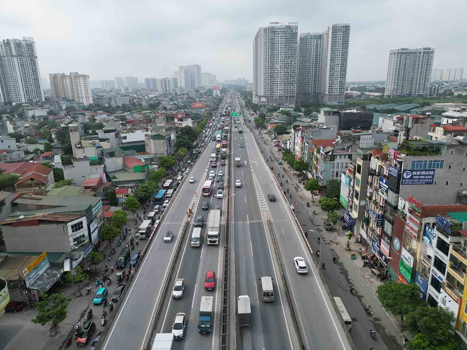 Đến 9h, dòng phương tiện vẫn xếp hàng dài 8km trên Vành đai 3. Lực lượng chức năng khuyến cáo người dân chọn lộ trình phù hợp để tránh ùn tắc. Ảnh: Hữu Chánh