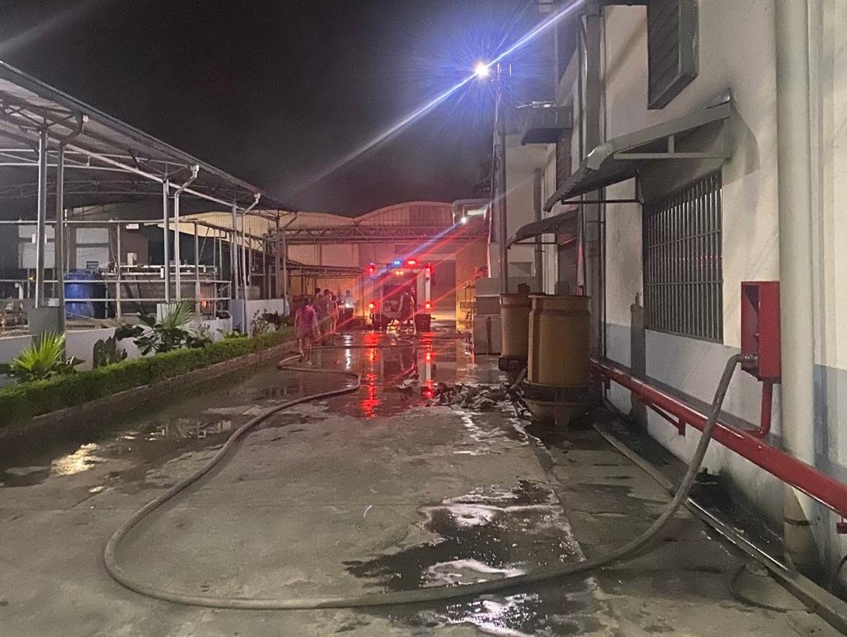 Đám cháy tại nhà kho của công ty trong Khu công nghiệp Phúc Khánh, TP.Thái Bình nhanh chóng được khống chế. Ảnh: Nam Hồng