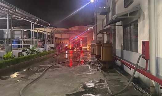 Đám cháy tại nhà kho của công ty trong Khu công nghiệp Phúc Khánh, TP.Thái Bình nhanh chóng được khống chế. Ảnh: Nam Hồng