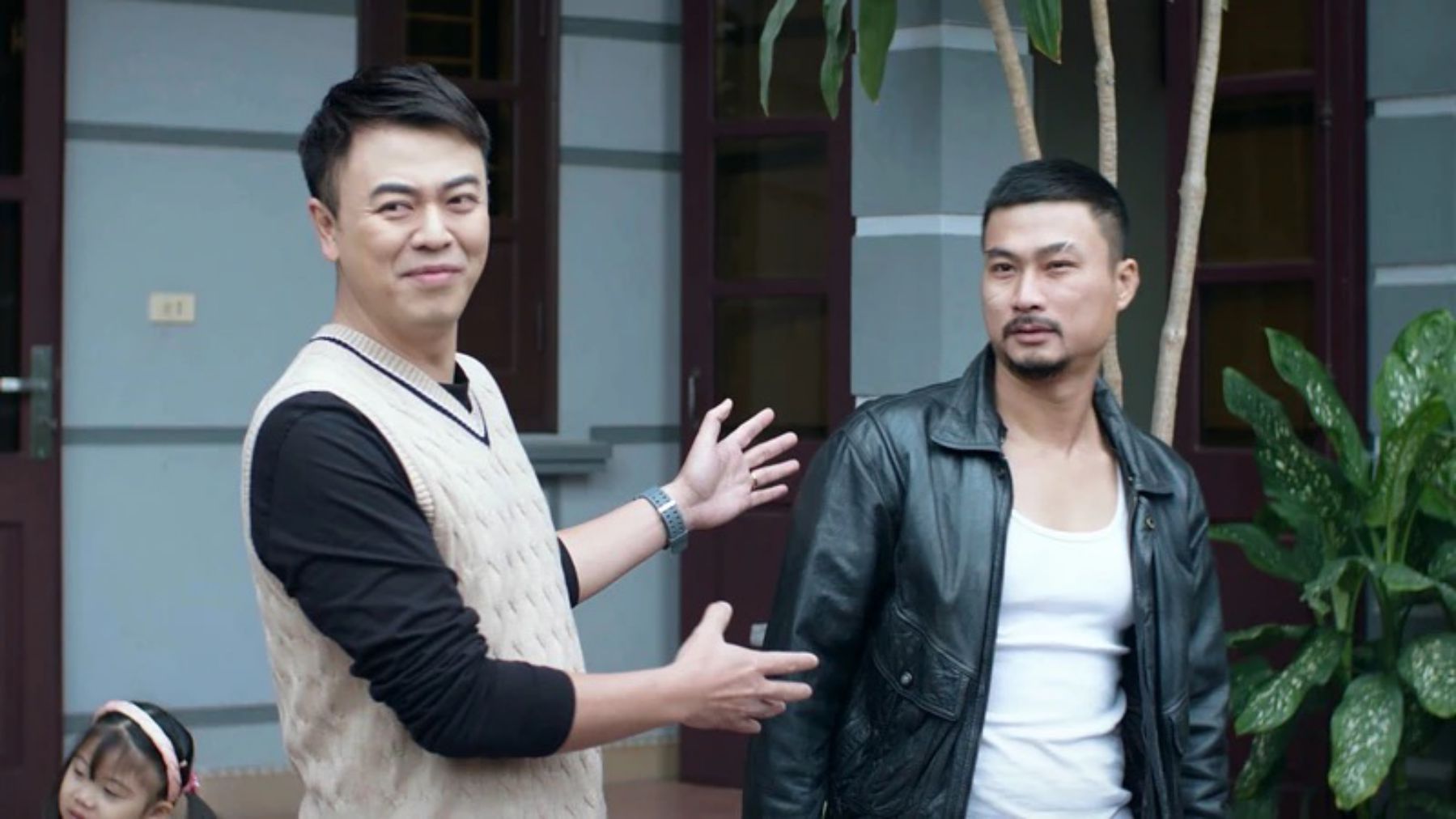 Tuấn Tú và Duy Hưng trong phim “Người một nhà“. Ảnh: Nhà sản xuất