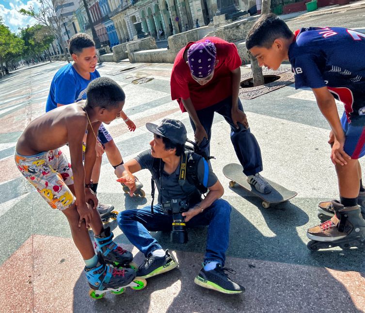 Nhiếp ảnh gia Việt Văn và trẻ em trên đường phố La Havana (Cu Ba). 