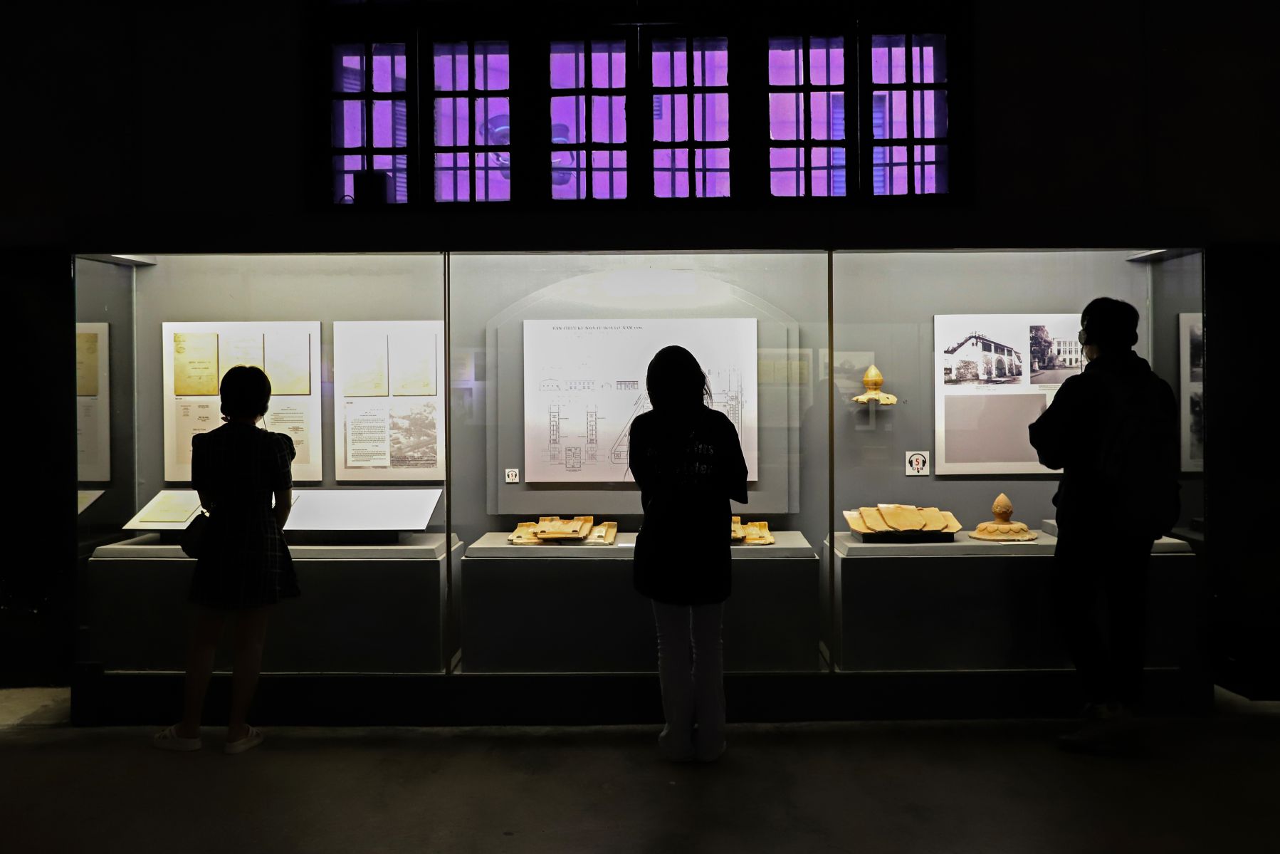 Bên trong Khu di tích Nhà tù Hỏa Lò, ánh sáng luôn duy trì ở mức yếu để khách tham quan tập trung quan sát được các hiện vật đang trưng bày. Ảnh: Tô Thế