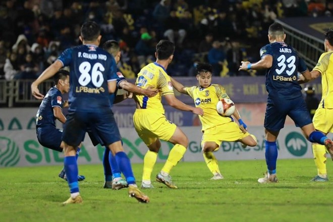 Sông Lam Nghệ An có nguy cơ phải đá play-off tranh suất trụ hạng V.League. Ảnh: Xuân Thủy