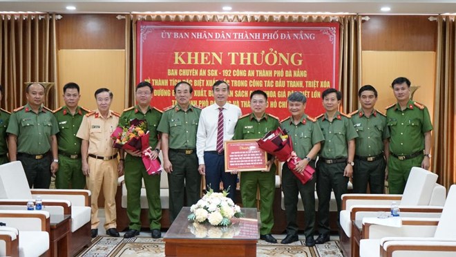 Khen thưởng Ban chuyên án phá đường dây sản xuất 4 triệu cuốn SGK giả