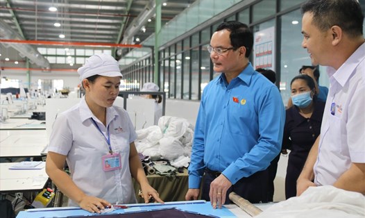 Chủ tịch Tổng Liên đoàn Lao động Việt Nam, ông Nguyễn Đình Khang thăm hỏi đời sống, việc làm công nhân lao động. Ảnh: P.Linh
