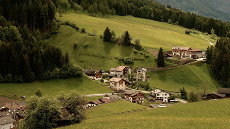 Quang cảnh ở ngôi làng St. Magdalena, miền Bắc nước Ý, khá giống Thuỵ Sĩ, nhưng có gì đó hoang sơ hơn. Có lẽ quanh vùng dãy Alpes này thì nhà cửa và phong cảnh cũng tựa nhau. Ảnh: Thùy Hà Nguyên