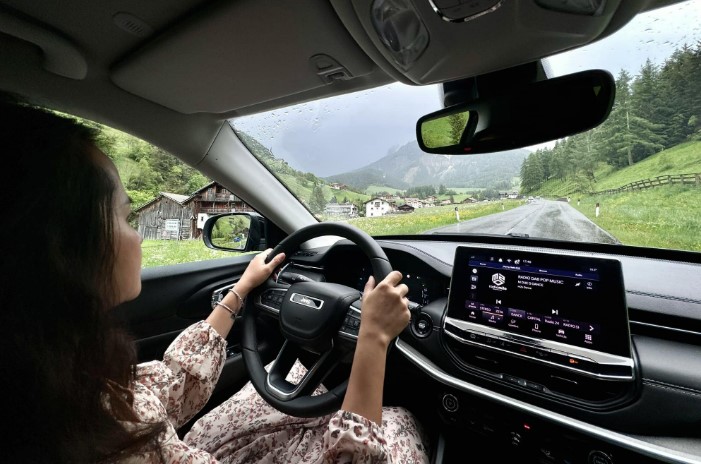 Vừa lái xe vừa ngắm cảnh ở vùng Dolomites, Ý. Ảnh: Nhân vật cung cấp