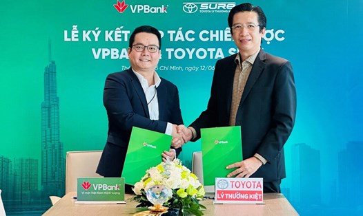 VPBank và Toyota Sure ký kết hợp tác gia tăng trải nghiệm cho khách hàng vay mua xe. Ảnh: VPBank