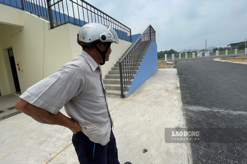 Ông Mai Phi Hùng (bảo vệ công trình) cho biết: “Nhà tôi thì cũng gần ngay đây thôi. Được sự quan tâm, đầu tư của nhà nước cho sân vận động này, người dân vô cùng phấn khởi và vui mừng. 