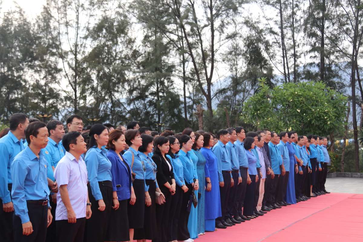 Ban Chấp hành Tổng Liên đoàn Lao động Việt Nam dâng hương tại tượng đài Gạc Ma. Ảnh: P.Linh