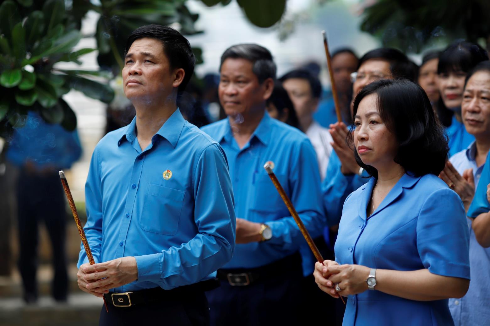 Ban Chấp hành Tổng Liên đoàn Lao động Việt Nam dâng hương tưởng niệm các anh hùng liệt sĩ tại Khu tưởng niệm chiến sĩ Gạc Ma. Ảnh: Hữu Long