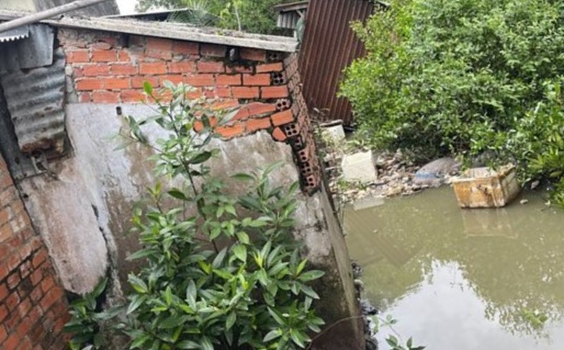 Thi công nạo vét lòng sông gây sạt lở nhà dân tại Bạc Liêu. Ảnh: Nhật Hồ