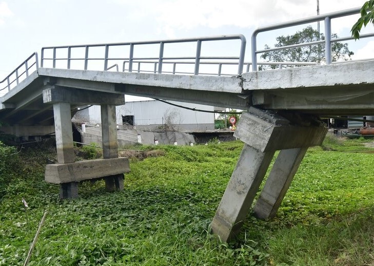 Sụt lún đến cầu nông thôn có tải trọng 5 tấn cũng sụt lún tại huyện Trần Văn Thời, tỉnh Cà Mau. Ảnh: Nhật Hồ