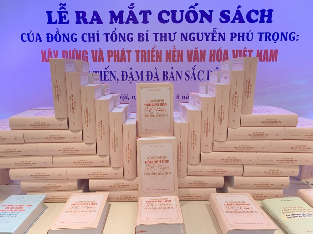 Cuốn sách "Xây dựng và phát triển nền văn hóa Việt Nam tiên tiến, đậm đà bản sắc dân tộc". Ảnh: Trần Vương