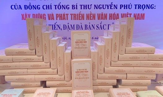Cuốn sách "Xây dựng và phát triển nền văn hóa Việt Nam tiên tiến, đậm đà bản sắc dân tộc". Ảnh: Trần Vương