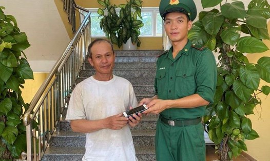 Đồng chí Trương Văn Thìn, Chiến sỹ mới trao trả điện thoại cho ông Lê Roa. Ảnh: Ngọc Bình.