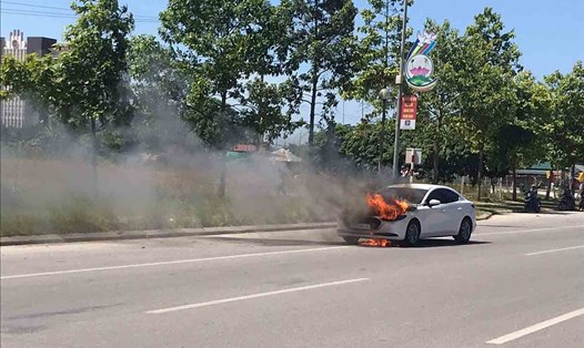 Chiếc xe con bốc cháy khi lưu thông trên đường Xô Viết Nghệ Tĩnh vào chiều 21.6. Ảnh: Trần Tuấn.