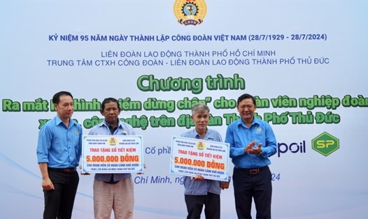 Đại diện Trung tâm công tác xã hội công đoàn TPHCM (bìa phải) và Công đoàn Trường Đại học Nông Lâm TPHCM (bìa trái) trao tặng sổ tiết kiệm cho đoàn viên mắc bệnh hiểm nghèo. Ảnh: Đức Long
