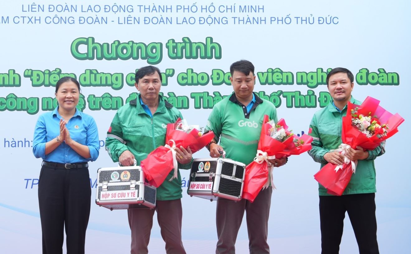 Bà Võ Minh Thanh Tùng -  Chủ tịch Liên đoàn Lao động TP Thủ Đức - trao tặng  2 hộp sơ cứu y tế cho đội hình sơ cấp cứu tai nạn giao thông. Ảnh: Đức Long