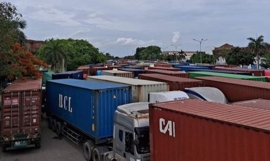 Các xe container xếp hàng dài nhiều giờ tại cửa khẩu Mộc Bài trong sáng 20.6. Ảnh: V.T