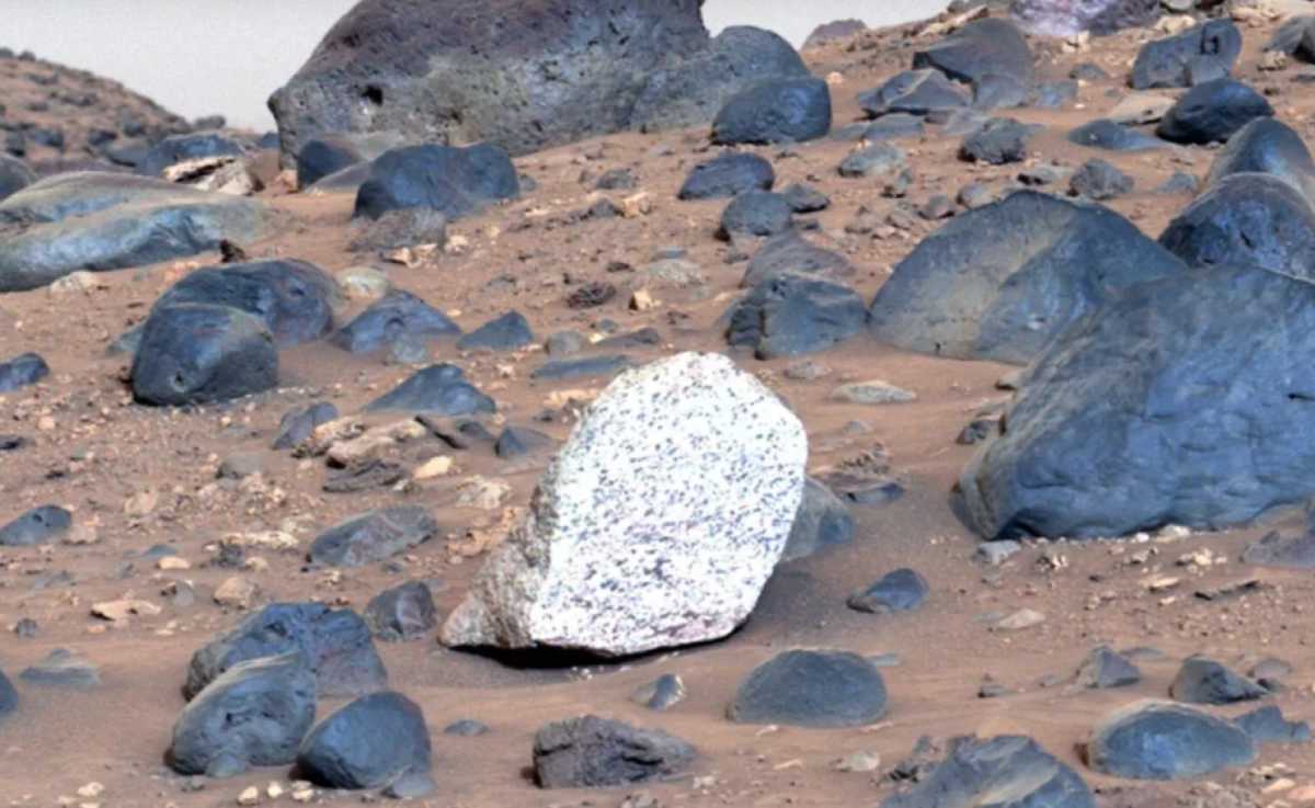 Tảng đá màu sáng bất thường được tàu thám hiểm của NASA phát hiện trên sao Hỏa. Ảnh: NASA