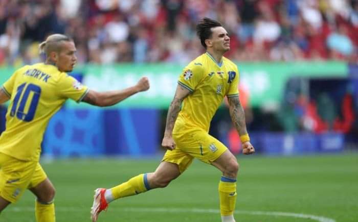 Shaparenko (số 19) gỡ hòa cho Ukraine. Ảnh: UEFA