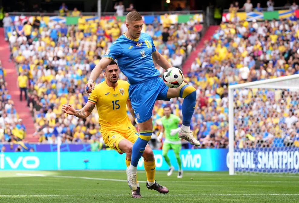 Tuyển Ukraine (xanh) thua đậm 0-3 trước Romania ở lượt trận đầu. Ảnh: UEFA 