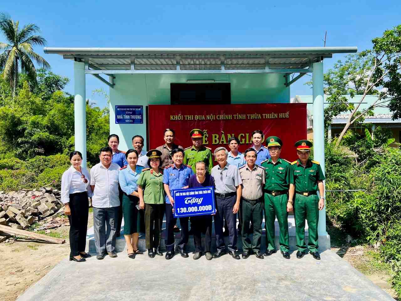 Khối thi đua nội chính tỉnh Thừa Thiên Huế trao tặng kinh phí 130 triệu đồng hỗ trợ xây “Nhà tình thương” cho bà Nguyễn Thị Thanh. Ảnh: Trần Hồng.