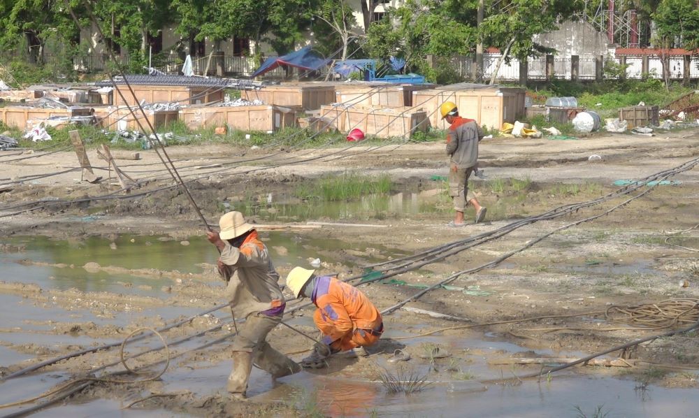 Cán bộ kỹ sư, công nhân lao động “đội nắng” thực hiện việc kéo đường dây điện 500kV mạch 3 qua địa bàn tỉnh Thanh Hóa. Ảnh: Quách Du 