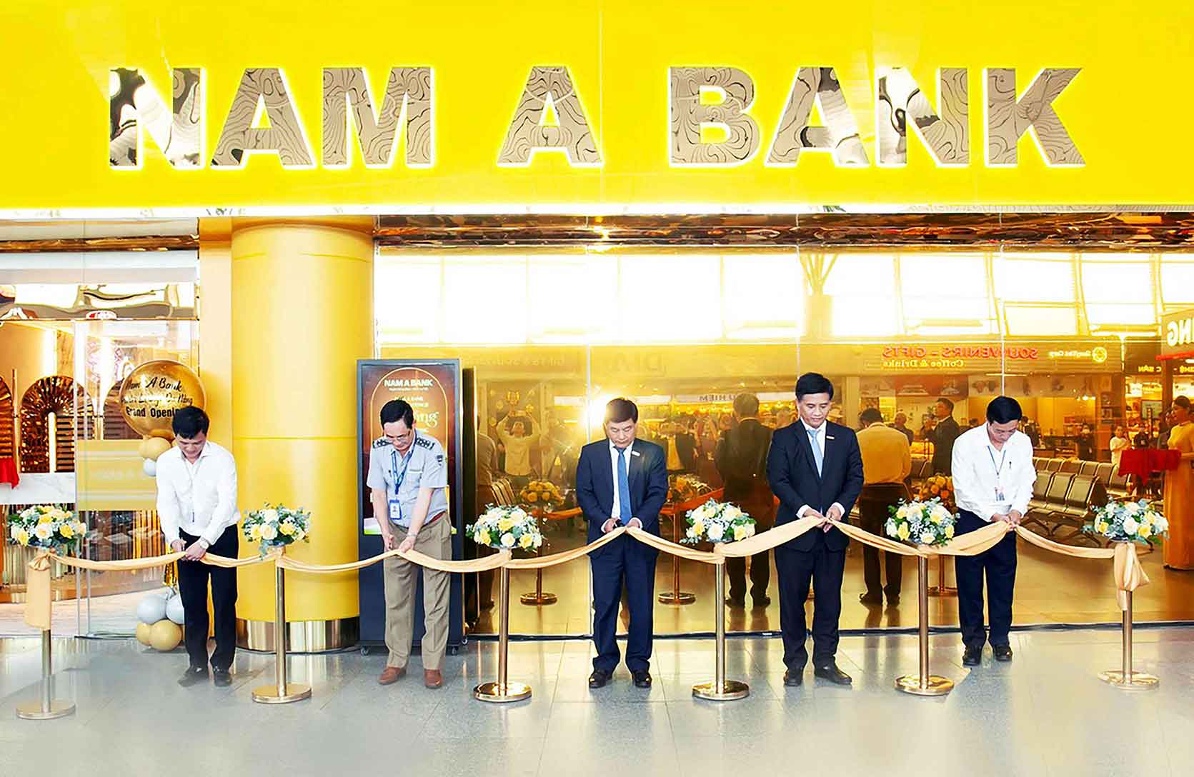 Đại diện Nam A Bank và khách mời cắt băng khai trương Nam A Bank Premier Lounge Đà Nẵng. Ảnh: Nguyễn Vinh
