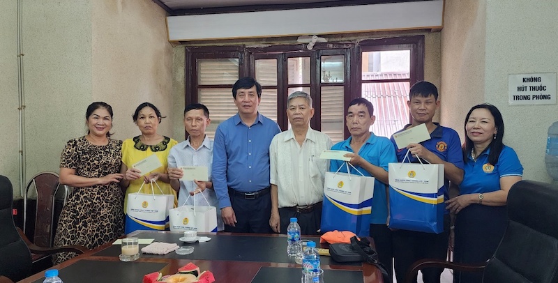 Lãnh đạo Công đoàn Công Thương Việt Nam tặng quà cho đoàn viên có hoàn cảnh khó khăn. Ảnh: Thành Thái