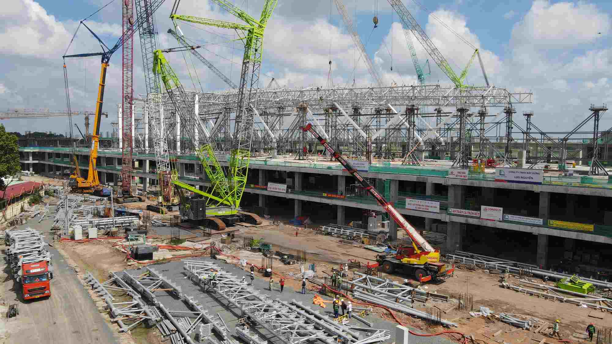 Dự án nhà ga T3 Tân Sơn Nhất đã hoàn thành xây thô, đang lắp mái che.  Ảnh: Minh Quân