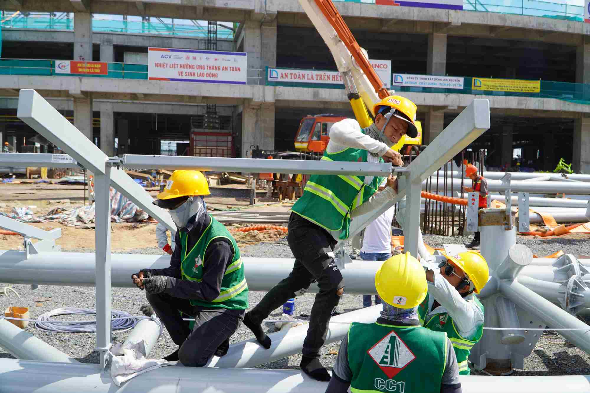 Công nhân lắp kết cấu khung thép mái che nhà ga T3.  Ảnh: Minh Quân