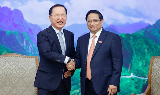 Thủ tướng Chính phủ Phạm Minh Chính và ông Park Hark Kyu - Tổng Giám đốc phụ trách tài chính của Tập đoàn Samsung. Ảnh: Nhật Bắc/VGP