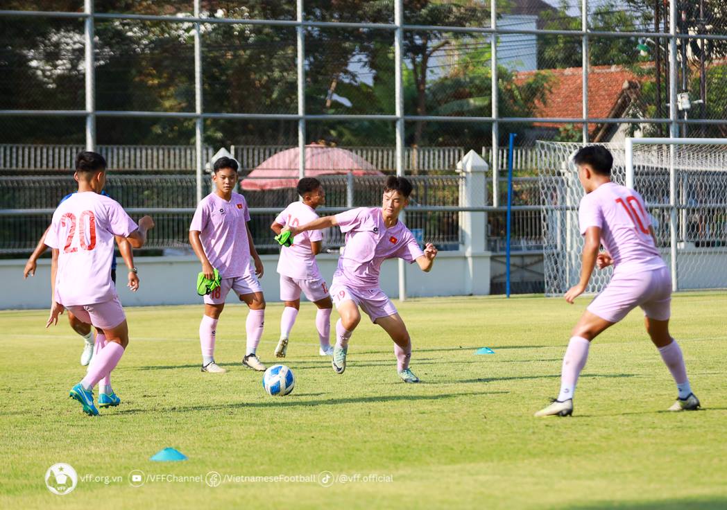 U16 Việt Nam tập nhẹ vào chiều ngày 21.6. Ảnh: VFF