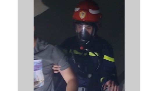 Lực lượng chức năng cứu người thoát khỏi đám cháy. Ảnh: Công an TP Hải Phòng