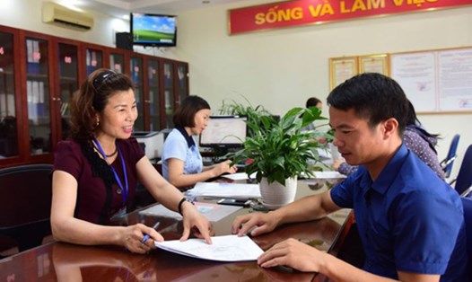 Tăng lương cơ sở được công chức, viên chức trông chờ. Ảnh: Hải Nguyễn