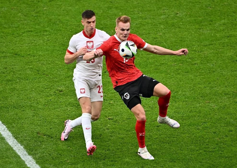 Piatek gỡ hòa cho Ba Lan. Ảnh: UEFA