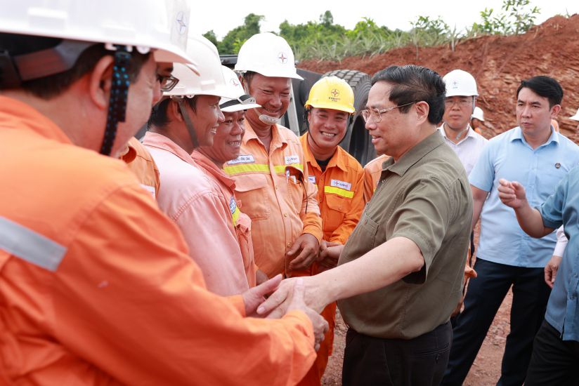 Ủy viên Bộ Chính trị, Thủ tướng Chính phủ Phạm Minh Chính kiểm tra tiến độ dự án, thăm hỏi, động viên và tặng quà cán bộ kỹ sư, công nhân lao động đang thi công dự án 500kV đi qua Nghệ An. Ảnh: Quang Đại
