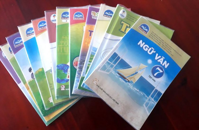 Tặng sách giáo khoa cần là phong trào rộng khắp. Ảnh: Mai Anh