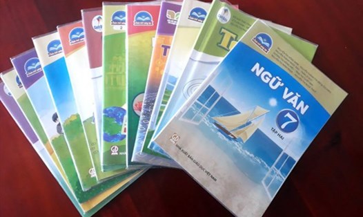 Tặng sách giáo khoa cần là phong trào rộng khắp. Ảnh: Mai Anh