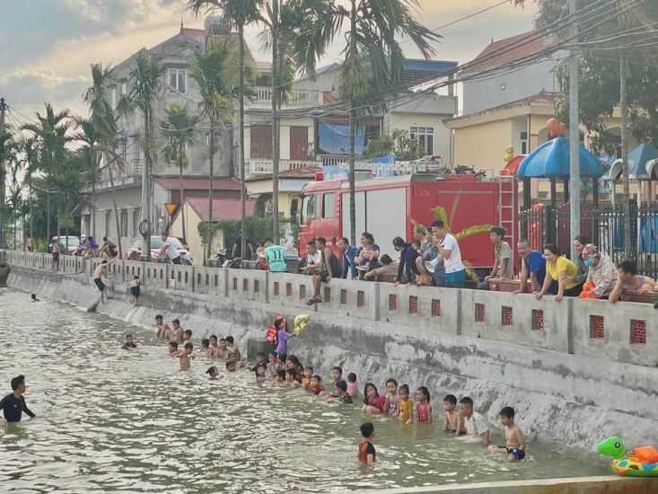 Trẻ em tham gia lớp bơi miễn phí của Công an huyện Ứng Hòa, Hà Nội. Ảnh: Công an Hà Nội