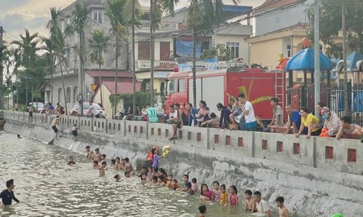 Trẻ em tham gia lớp bơi miễn phí của Công an huyện Ứng Hòa, Hà Nội. Ảnh: Công an Hà Nội
