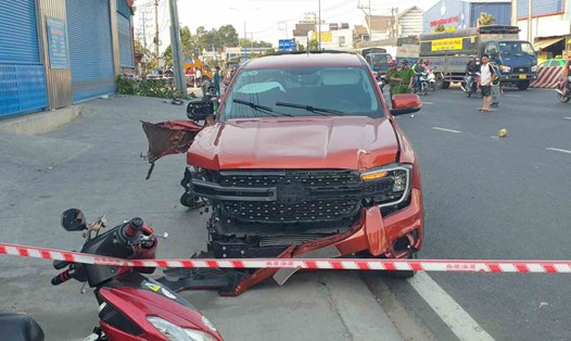 Hiện trường vụ ôtô bán tải tông hàng loạt xe máy khiến 1 người chết, 4 người bị thương ở phường An Phú, thành phố Thuận An. Ảnh: Đình Trọng