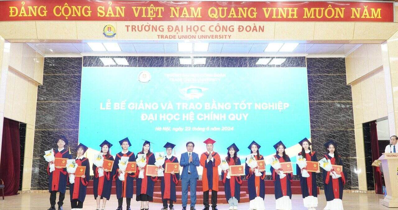 11 sinh viên Xuất sắc của khóa học. Ảnh: Thảo Duyên