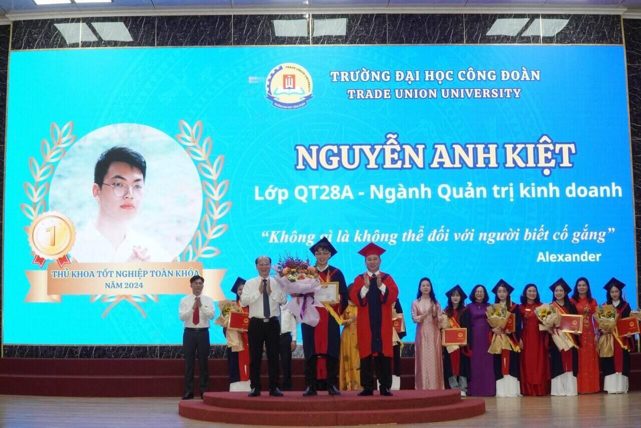 PGS.TS. Lê Mạnh Hùng - Phó Bí thư Phụ trách Đảng ủy, Hiệu trưởng Trường Đại học Công đoàn (ngoài cùng bên phải) trao Bằng tốt nghiệp cho Thủ khoa tốt nghiệp toàn khóa. Ảnh: Thảo Duyên