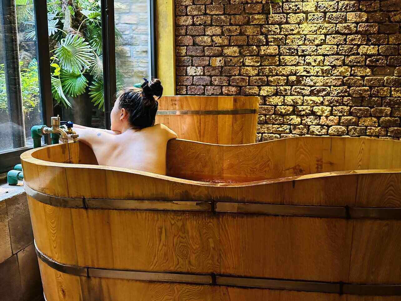 Trải nghiệm tắm lá thuốc người Dao đỏ. Ảnh: Xuân Xuân